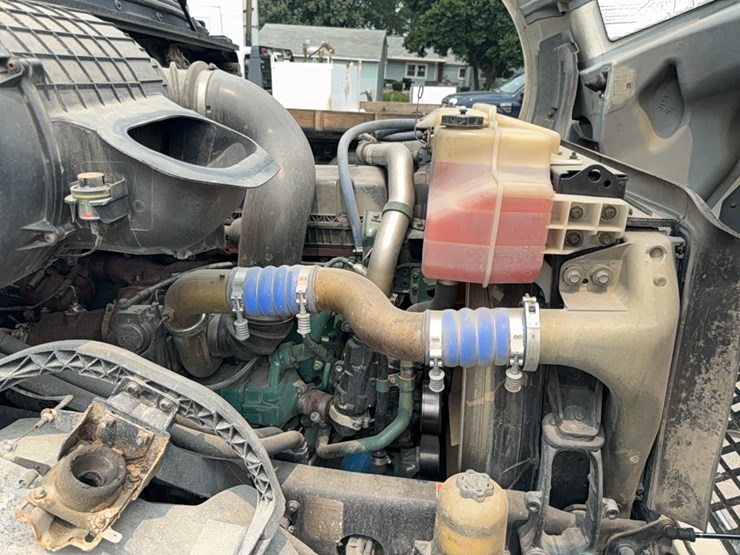 2015-volvo-day-cab-semi-image-35
