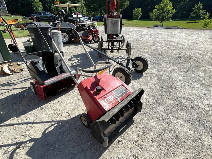 #2124-•-toro-s-200-snow-thrower-image-1