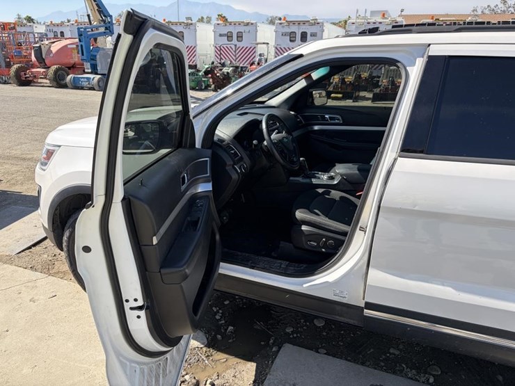 2017-ford-explorer-xlt-image-17