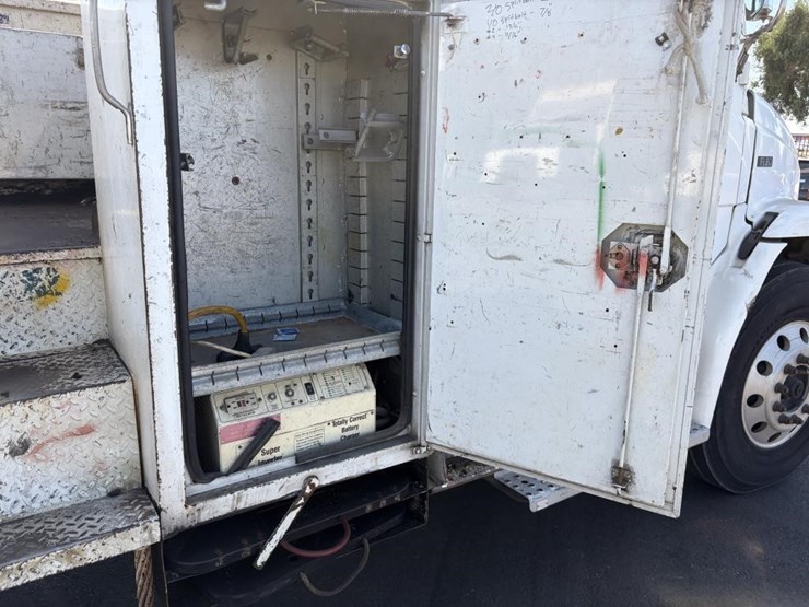 2000-freightliner-fl80-service-utility-truck-image-12