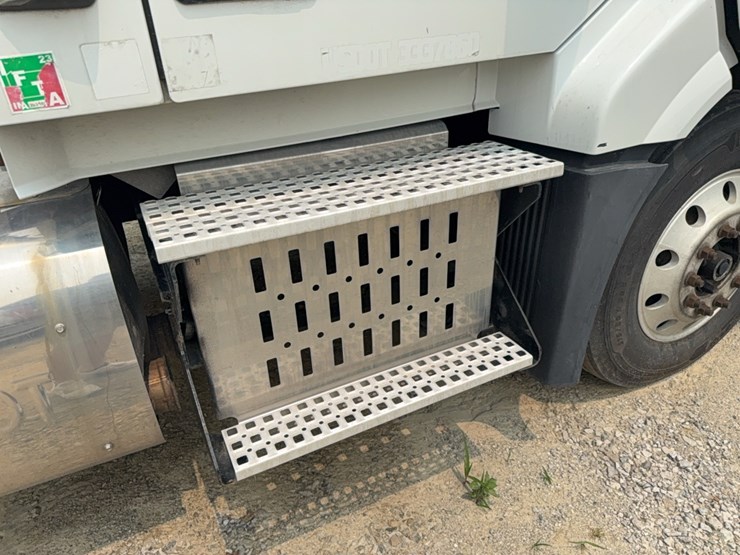 2015-volvo-day-cab-semi-image-29