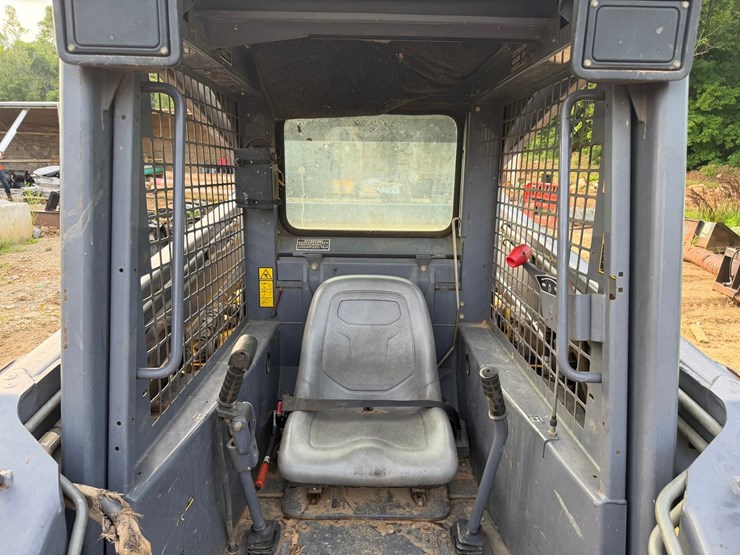#4069-•-new-holland-ls180-wheeled-skid-steer-image-48