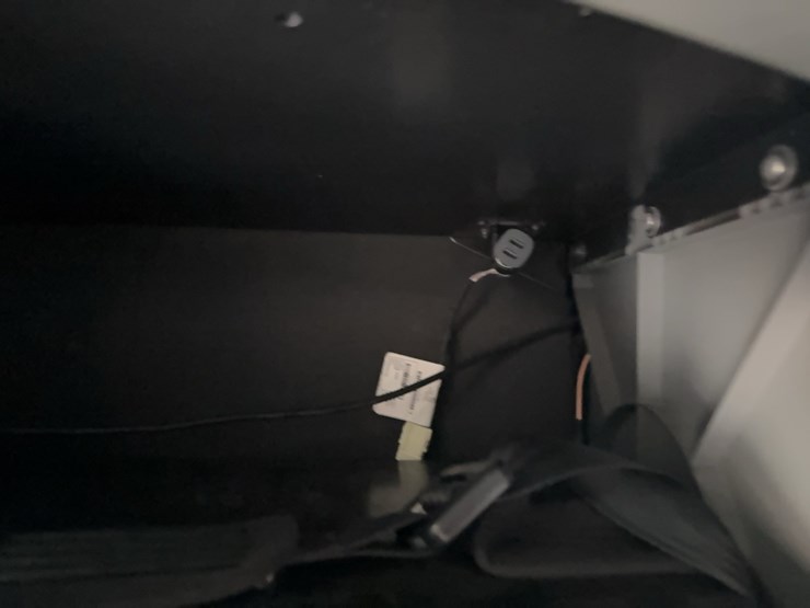 2019-volvo-vnl860-sleeper-cab-semi-image-83