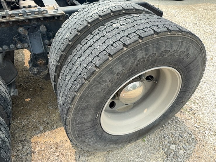 2015-volvo-day-cab-semi-image-19