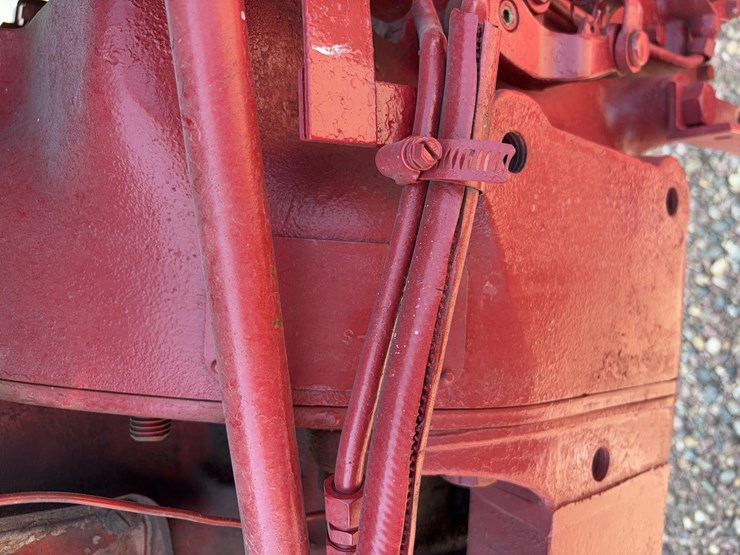 farmall-560-tractor-image-29