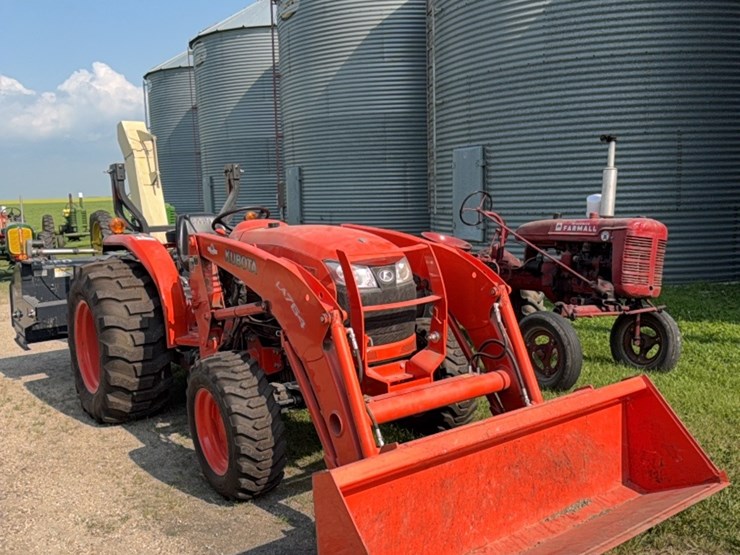 l-4600-kubota-mfd-tractor-with-loader,-237-hours-image-12