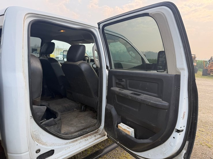 2011-dodge-3500-image-28