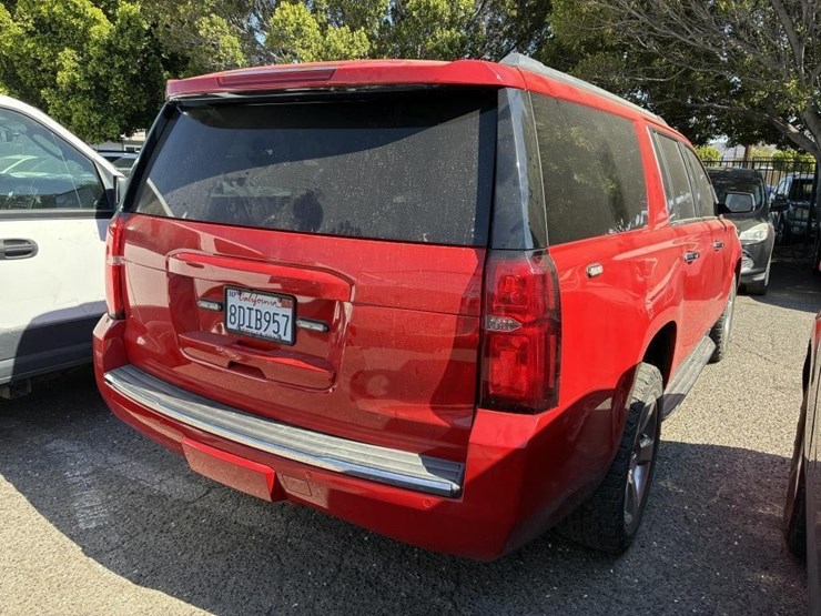 2018-chevrolet-suburban-image-3