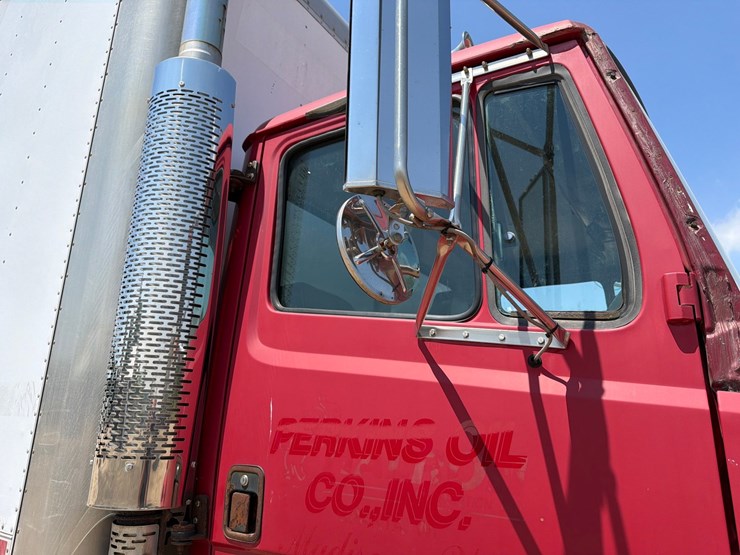 2000-freightliner-fl80-image-18
