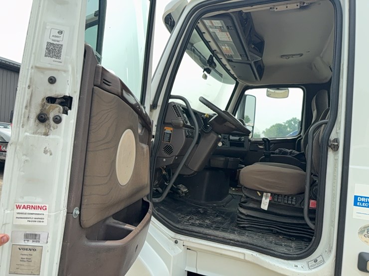 2015-volvo-day-cab-semi-image-37