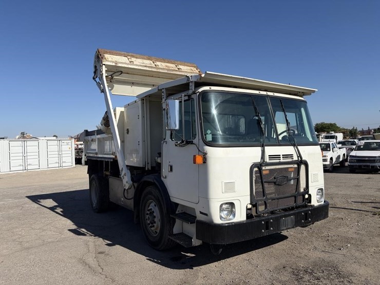 2011-autocar-xpediator-high-rise-dump-bed-truck-image-2