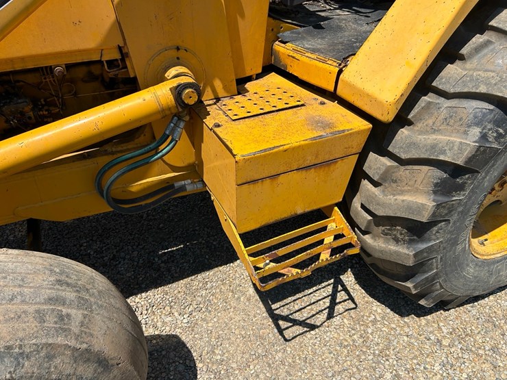 john-deere-610b-backhoe-image-38
