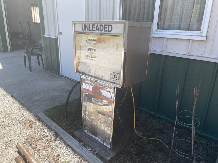 #2119-•-bennett-gas-pump-image-1