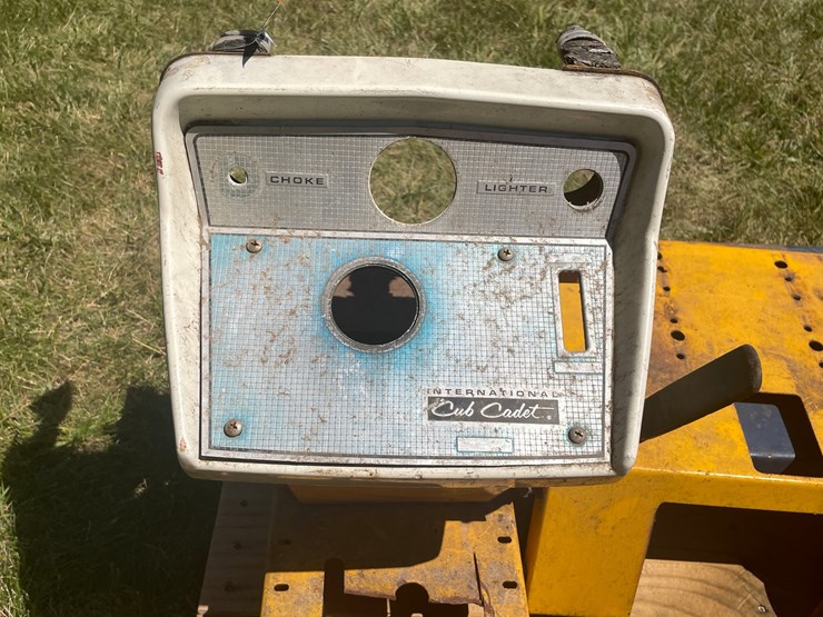 #2183-•-pallet-of-cub-cadet-lawn-tractor-parts-image-3