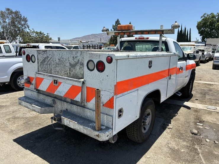 2009-chevrolet-3500hd-image-3