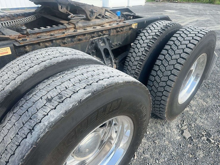 2022-kenworth-t680-image-10