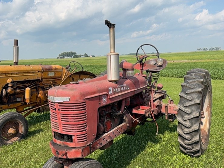 ihc-h-tractor,-narrow-front-image-24