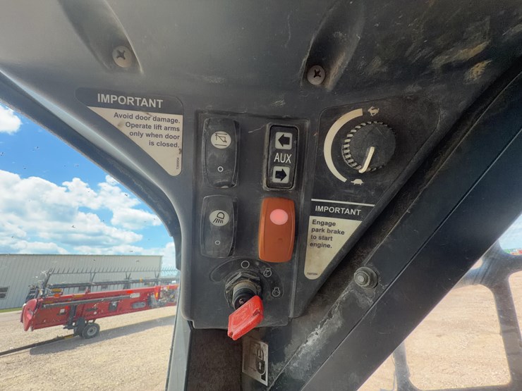 2011-john-deere-329d-image-31