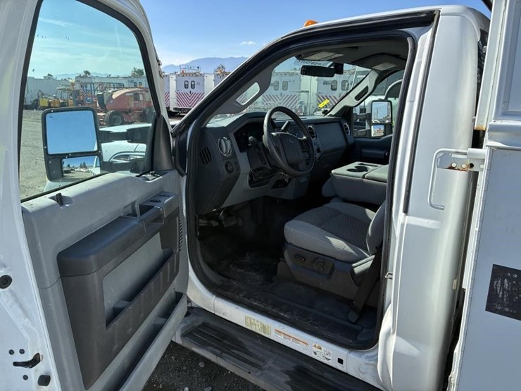 2011-ford-f550-image-16