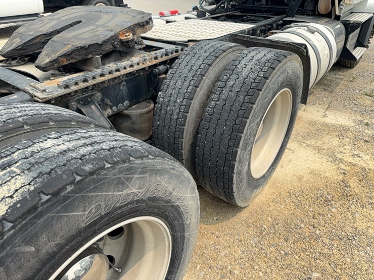 2015-volvo-day-cab-semi-image-47