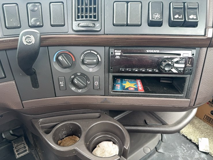 2015-volvo-day-cab-semi-image-51