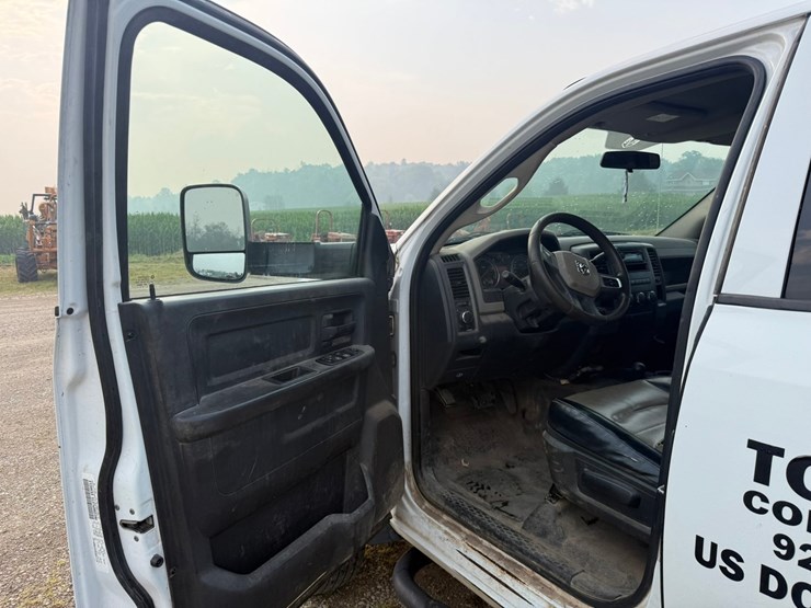 2011-dodge-3500-image-32