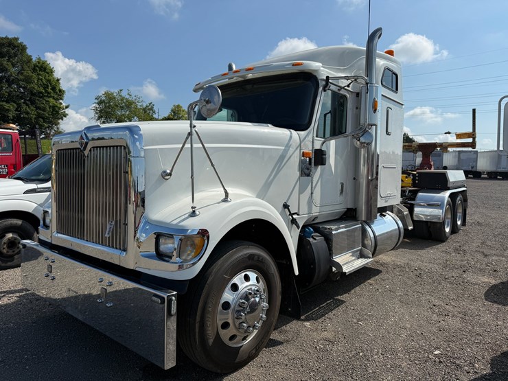#75-•-2016-international-tandem-axle-road-tractor-image-1