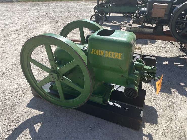 #2115-•-1-1/2-hp-john-deere-model-e-gas-engine-image-1