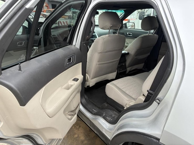 2015-ford-explorer-image-15