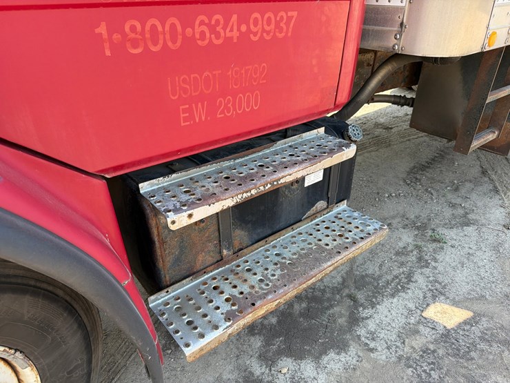 2000-freightliner-fl80-image-11