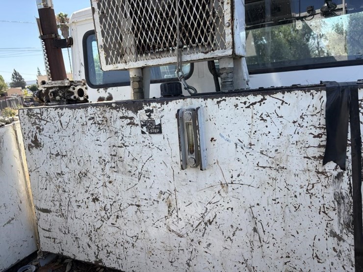 2000-freightliner-fl80-service-utility-truck-image-14