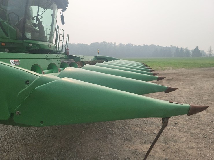 2014-john-deere-612c-corn-head---field-ready-image-19