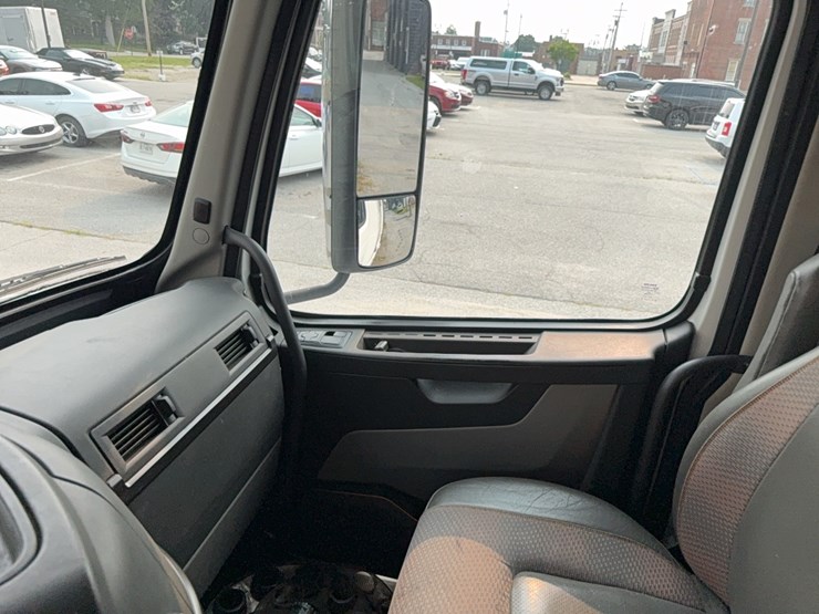 2019-volvo-vnl860-sleeper-cab-semi-image-63