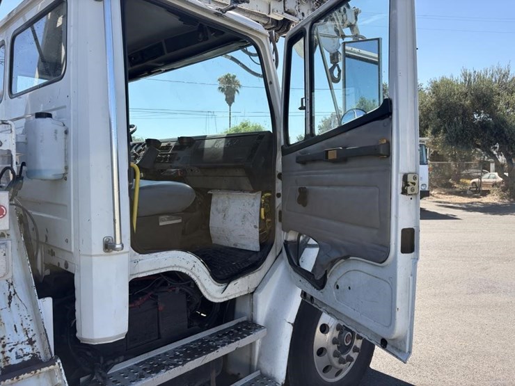 2000-freightliner-fl80-service-utility-truck-image-11