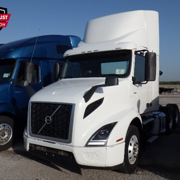 2020 VOLVO VNR300