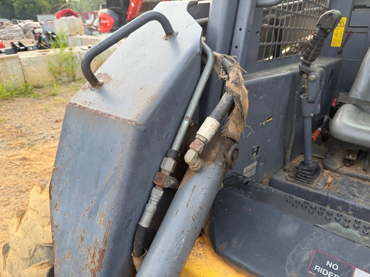 #4069-•-new-holland-ls180-wheeled-skid-steer-image-18