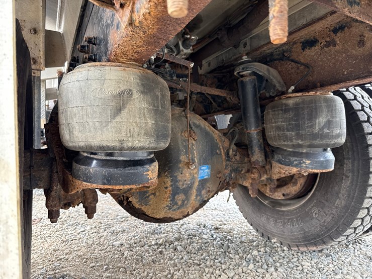 2007-peterbilt-335-image-34