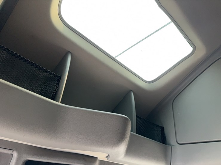 2019-volvo-vnl860-sleeper-cab-semi-image-59