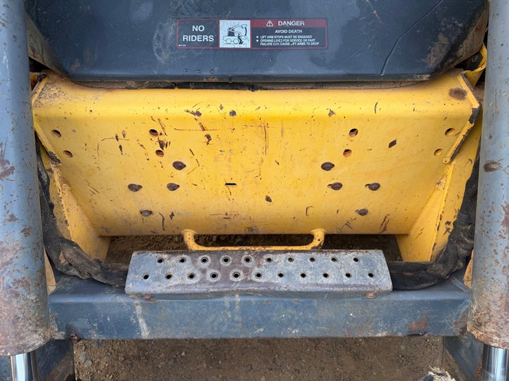 #4069-•-new-holland-ls180-wheeled-skid-steer-image-19
