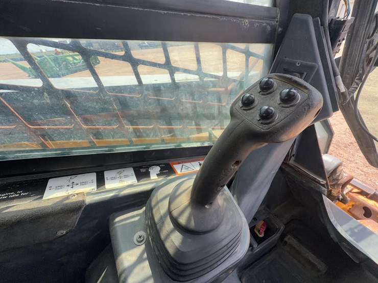 2011-john-deere-329d-image-30