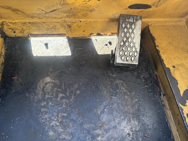 2014-caterpillar-226b3-image-32