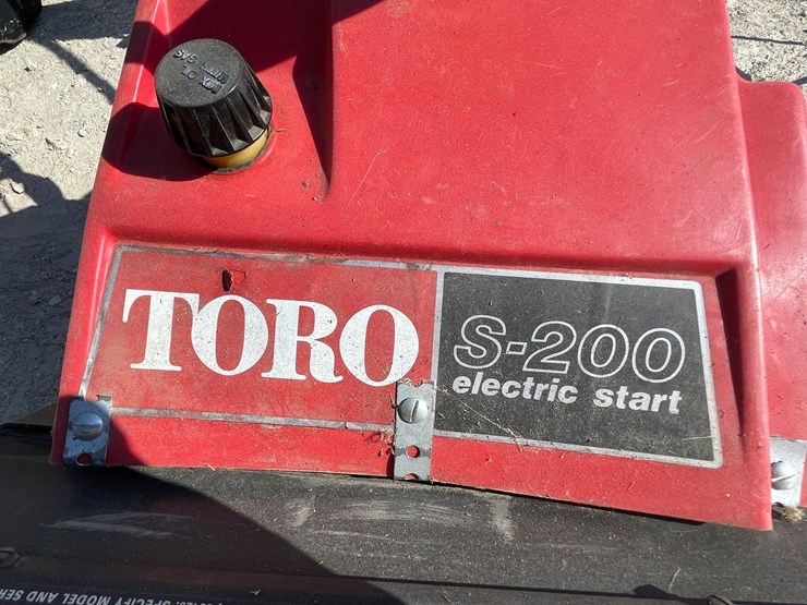 #2124-•-toro-s-200-snow-thrower-image-4
