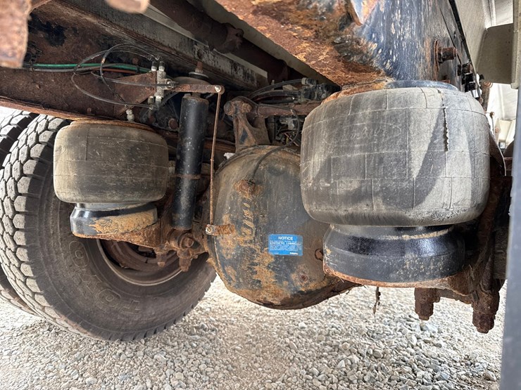 2007-peterbilt-335-image-38