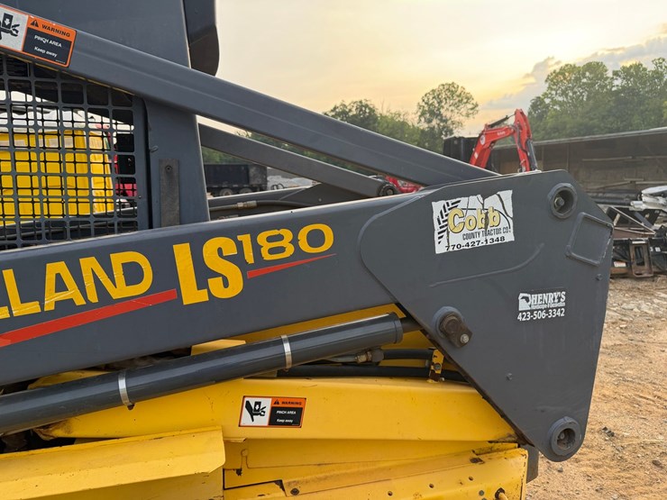 #4069-•-new-holland-ls180-wheeled-skid-steer-image-22
