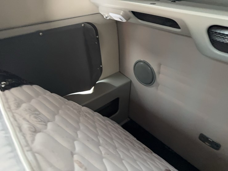 2019-volvo-vnl860-sleeper-cab-semi-image-69
