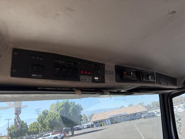 2000-freightliner-fl80-service-utility-truck-image-28
