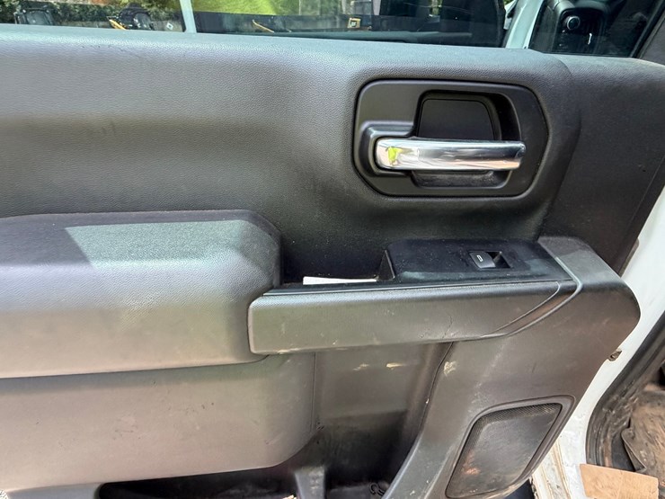 2020-chevrolet-3500hd-image-23