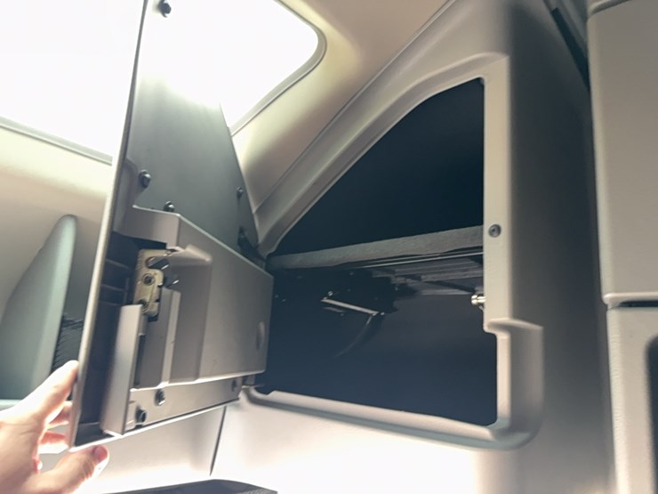 2019-volvo-vnl860-sleeper-cab-semi-image-79