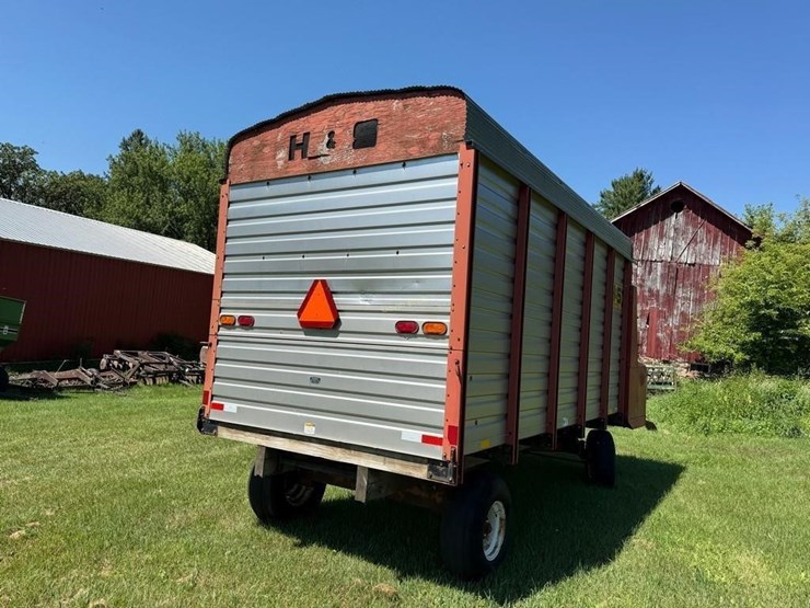 h&s-7+4-twin-auger-16'-forage-wagon-image-3