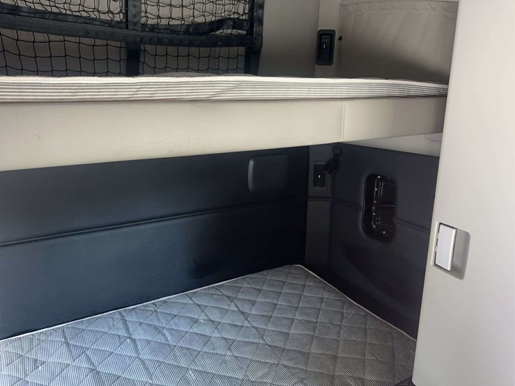2022-kenworth-t680-image-31